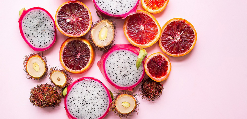 Geschnittenes Obst auf einem rosa Hintergrund