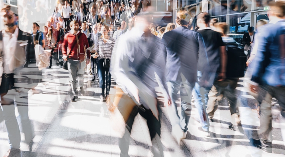 Viele Fußgänger laufen in der Fußgängerzone umher. Auch das gehört zur Verkehrspsychologie.